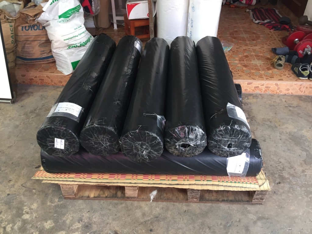 ม้วนพลาสติกปูพื้นก่อนเทปูน