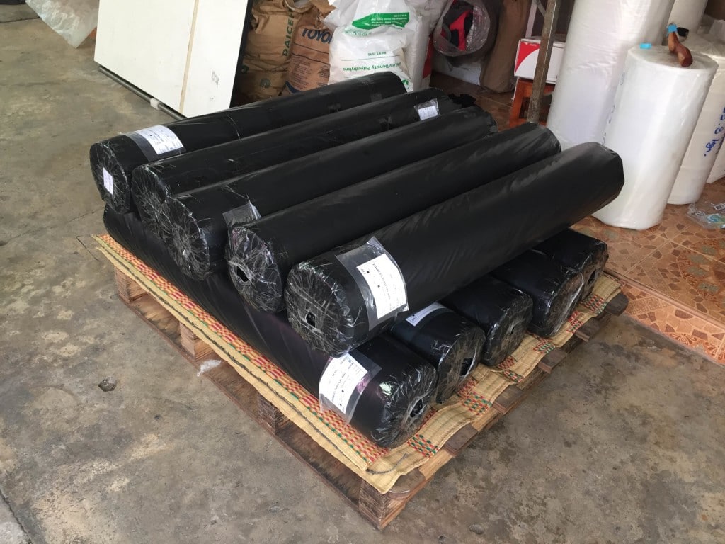 ม้วนพลาสติกปูพื้นก่อนเทปูน