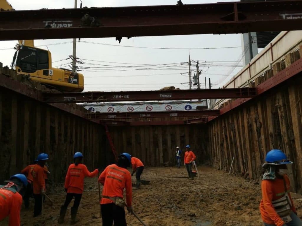 เขตก่อสร้างที่ใช้พลาสติกปูพื้นร่วมในการก่อสร้าง