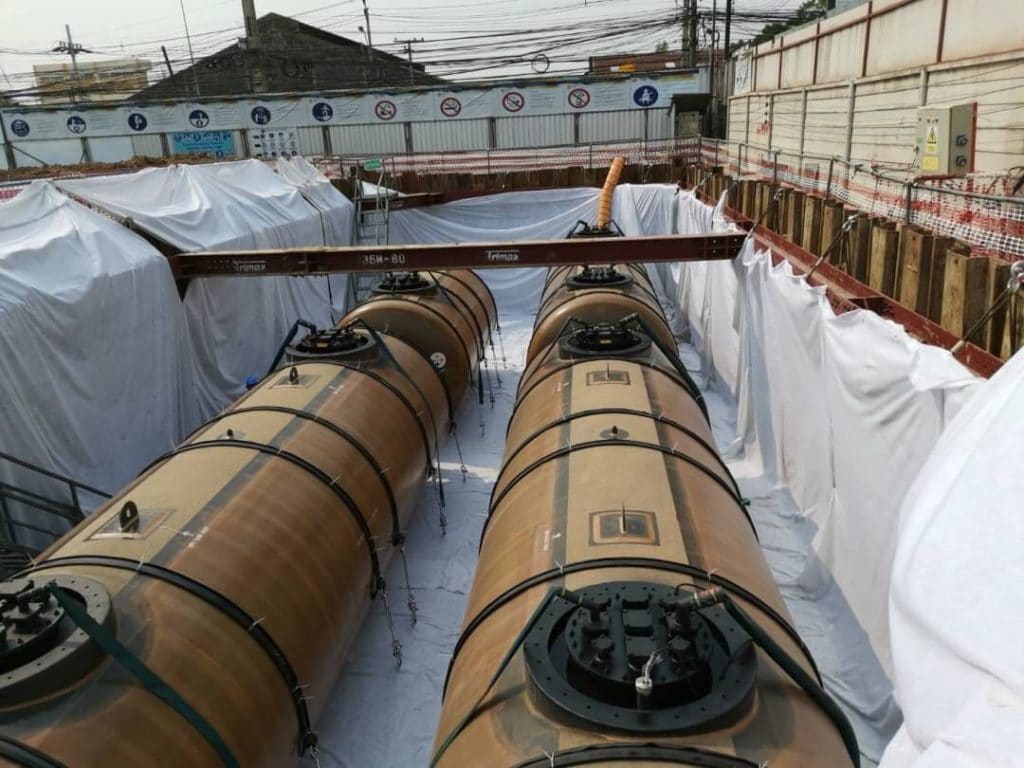 ภาพประกอบการใช้งานพลาสติกปูพื้นในพื้นที่ก่อสร้าง