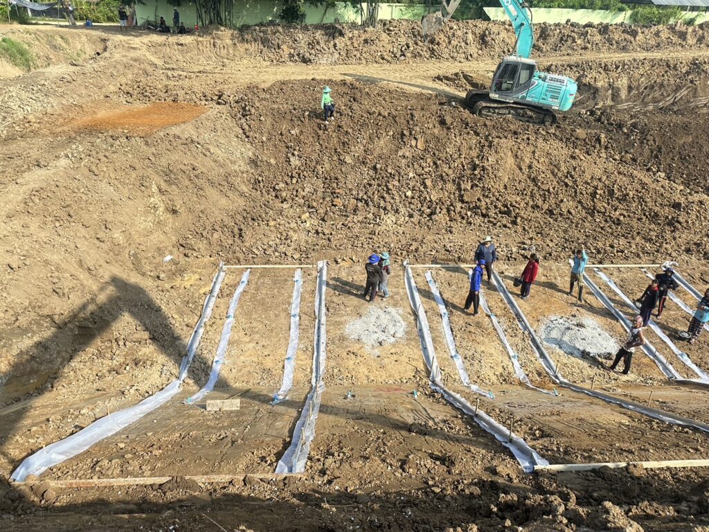 ม้วนพลาสติกปูพื้นสำหรับงานก่อสร้างเขื่อน