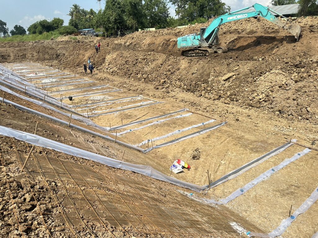 ม้วนพลาสติกปูพื้นสำหรับงานก่อสร้างเขื่อน