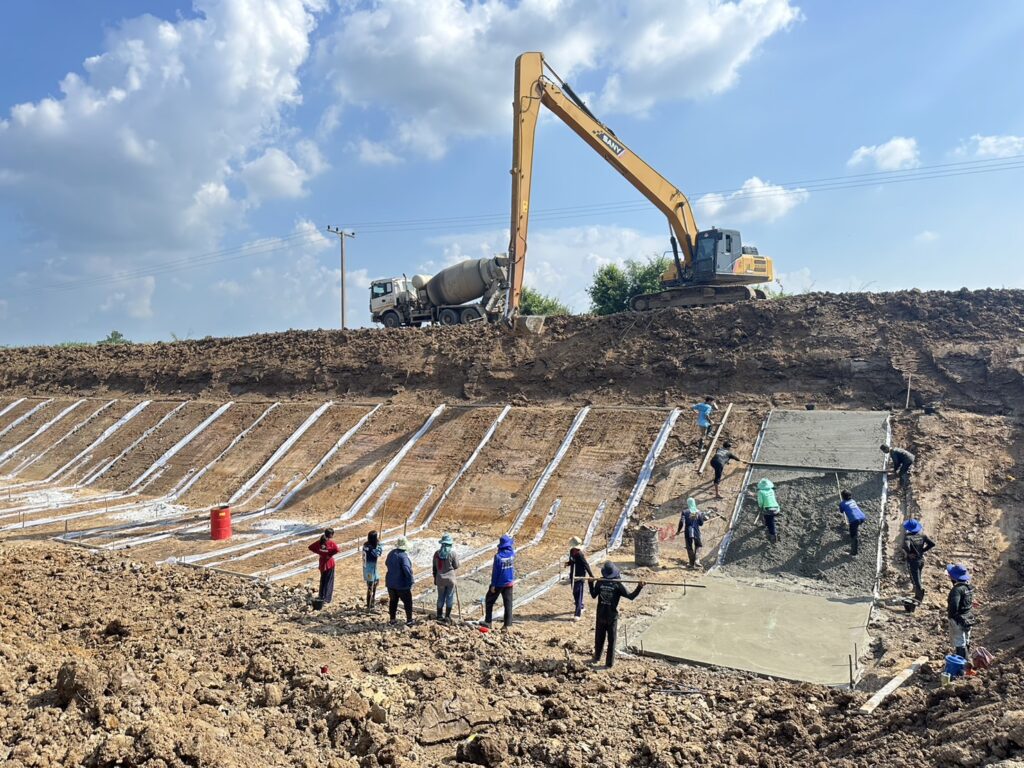 ม้วนพลาสติกปูพื้นสำหรับงานก่อสร้างเขื่อน