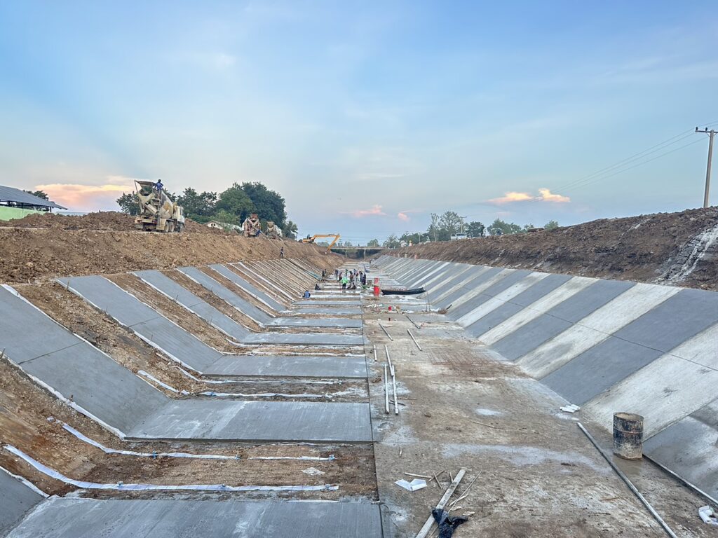 ม้วนพลาสติกปูพื้นสำหรับงานก่อสร้างเขื่อน