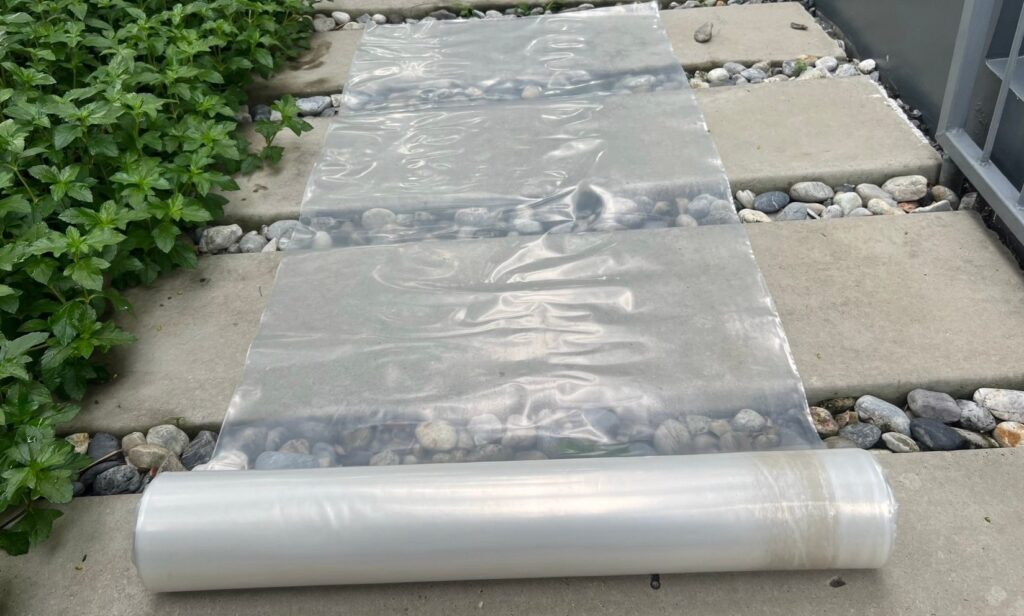 ประโยชน์ของการปูพลาสติกบนทางเดินในสวนสนามหญ้าอย่างไร?