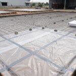 พลาสติกปูพื้นก่อนเทคอนกรีต LDPE ปูทับซ้อนรอยต่อ พร้อมเหล็กเสริมวางบนลูกปูนหนุน